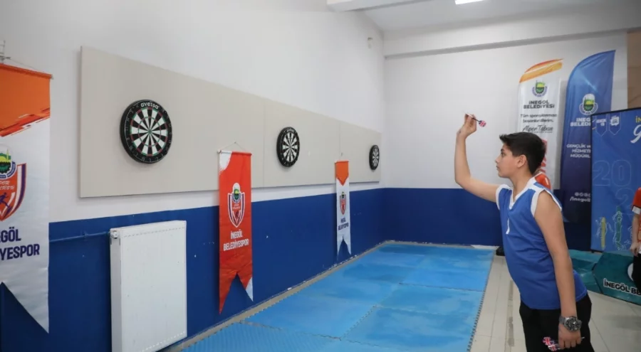 Bursa'da öğrenciler dart turnuvasında kıyasıya mücadele etti