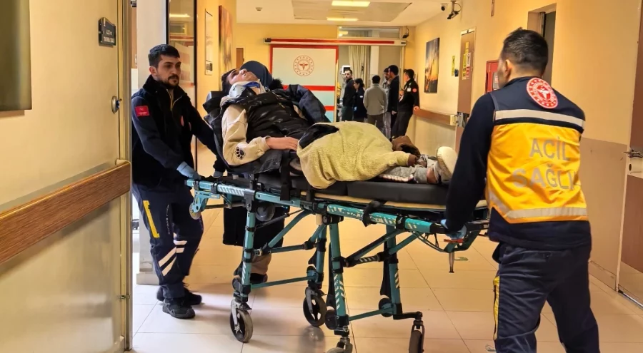 Bursa'da motosiklet çukura düşerek devrildi: Yaralılar var