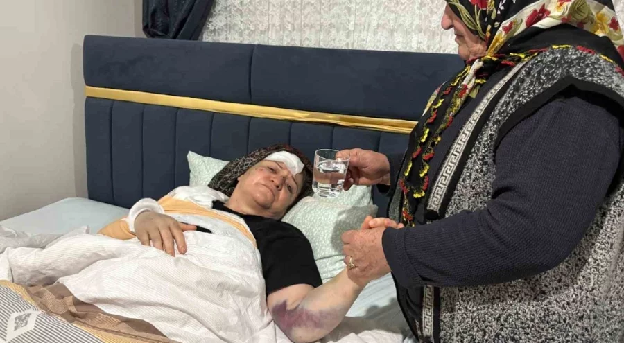 Kayseri'de araç refüjde bekleyen yayalara daldı: 3 yaralı