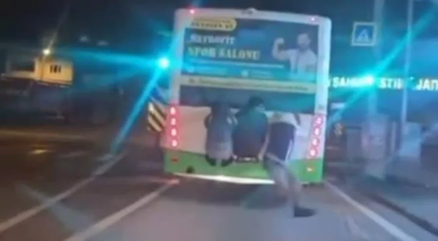 Bursa'da otobüsün arkasına tutunan çocuklar yürekleri ağza getirdi!