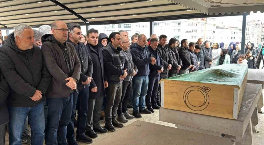 Halı sahada kalp krizi geçiren öğretmen yaşamını yitirdi