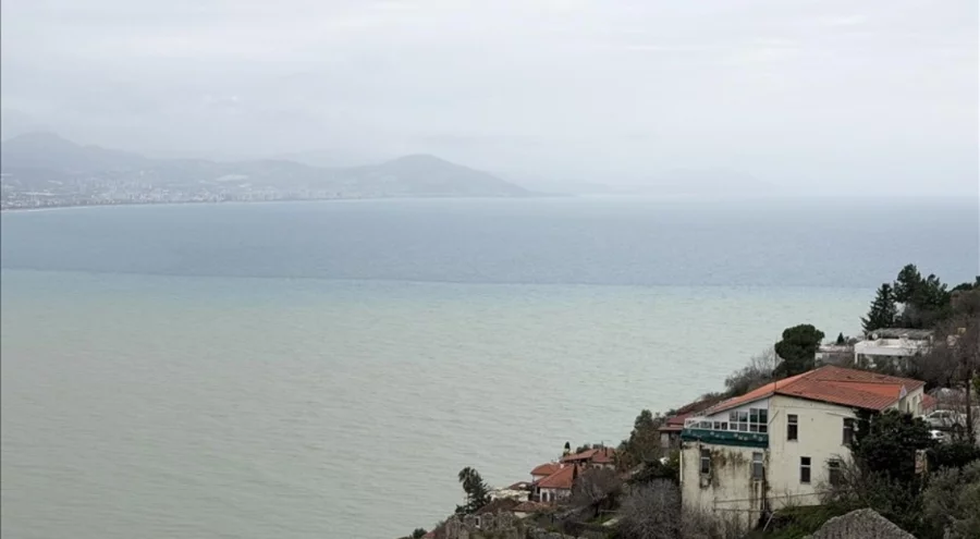 Antalya'da sağanak sonrası denizin rengi değişti