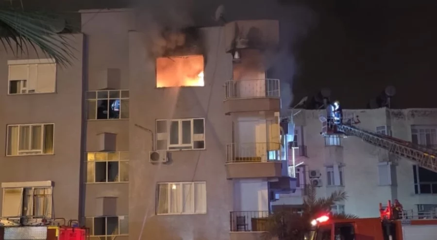 Mersin'de bir ev alev alev yandı