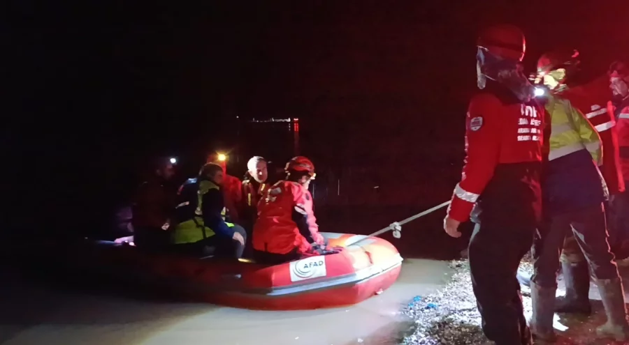 Meriç Nehrinin taşması sonucu mahsur kalan 2 işçi kurtarıldı