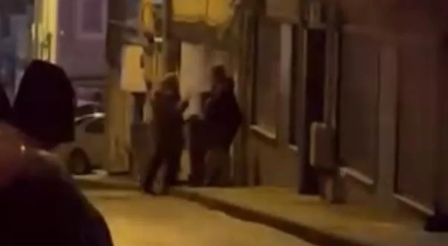 Bursa'da komşuların çöp bidonu tartışması kameraya yansıdı