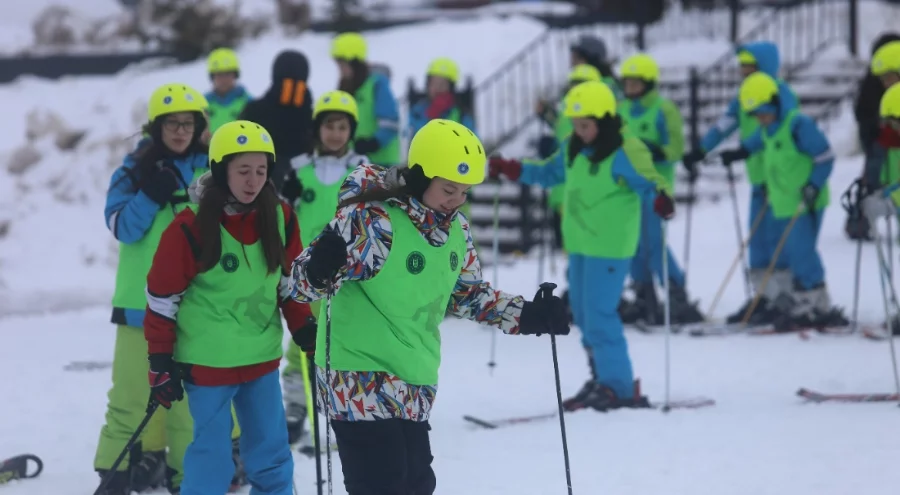 Bursa Büyükşehir'den çocuklara Uludağ sürprizi: 1000 öğrenci kayak öğrendi