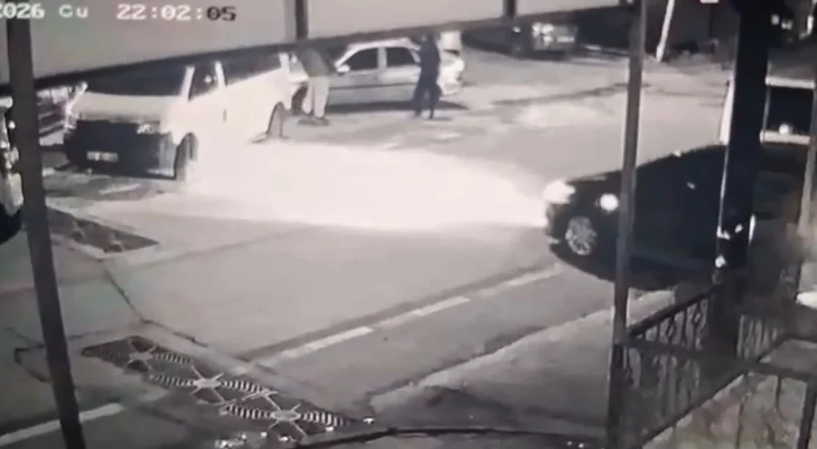 Bursa'da 2 kişinin ağır yaralandığı silahlı saldırı güvenlik kamerasına yansıdı