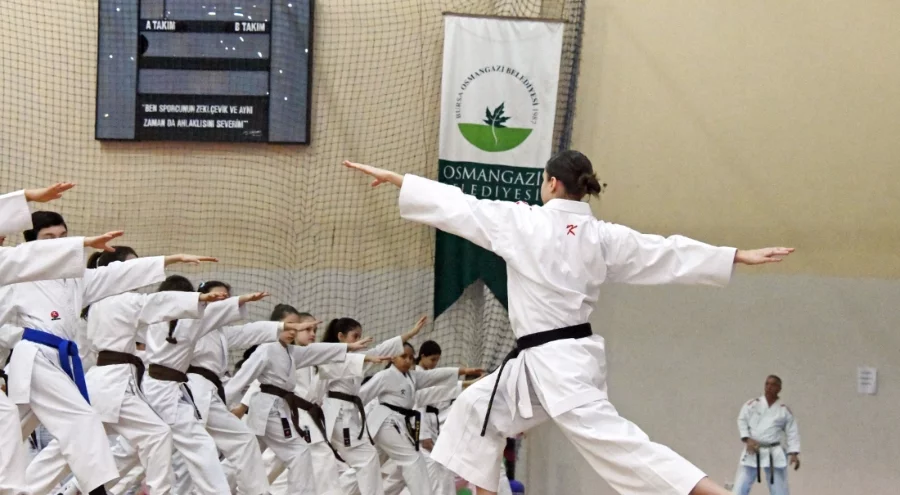 Bursa Osmangazi'de 300 karateci kuşak sevinci yaşadı