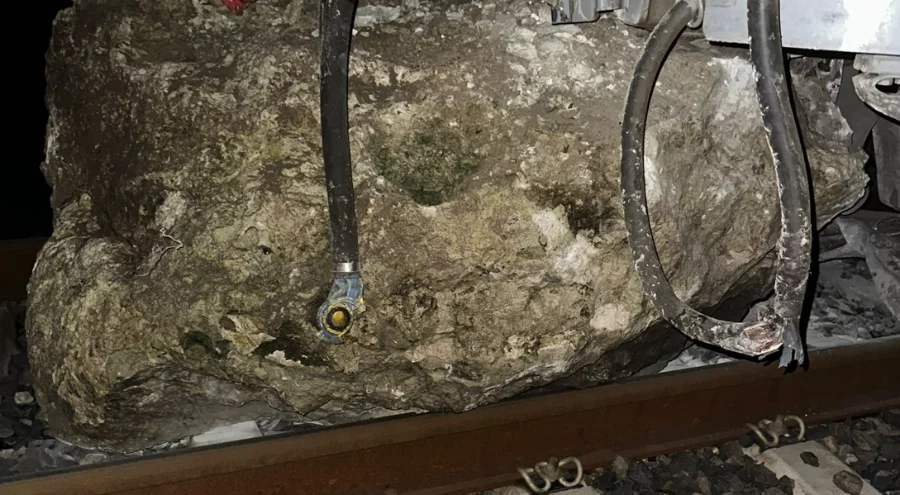 Balıkesir'de düşen kaya treni raydan çıkardı