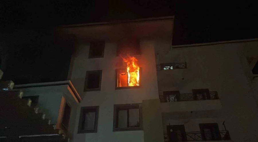 Tartıştığı annesine kızdı daireyi ateşe verdi