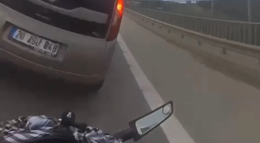 Bursa'da motosiklet sürücüsü çarptığı araca girdi! O anlar kamerada...