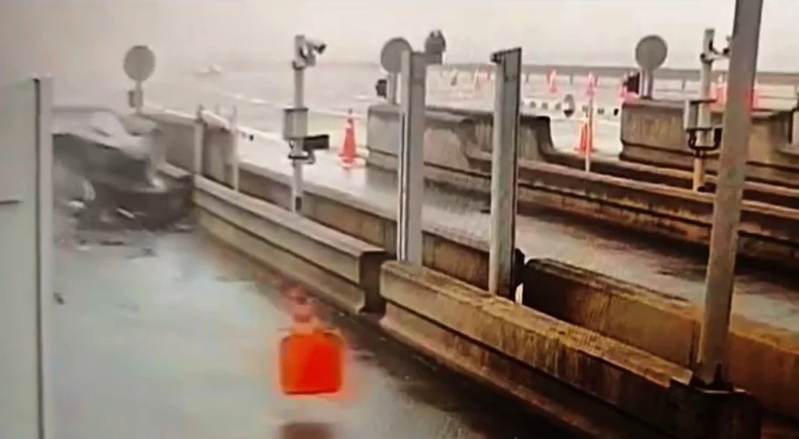 Kuzey Marmara gişelerinde araç bariyerlere çarptı