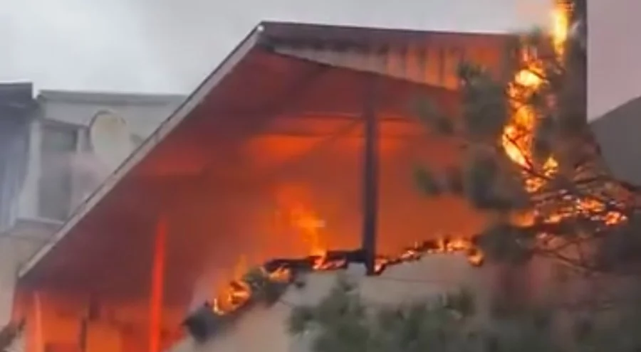 Bursa'da çatı yangını! Bina alevlere teslim oldu