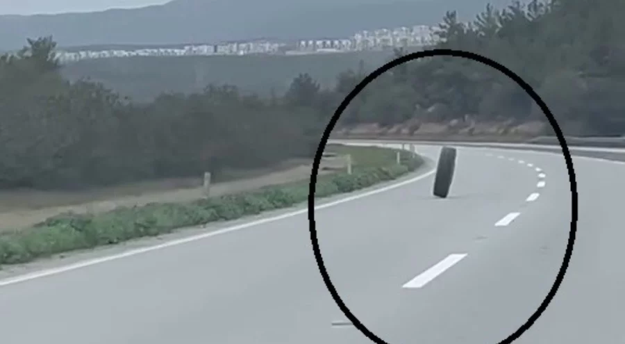Tırdan fırlayan lastik otobanda yüzlerce metre ilerledi