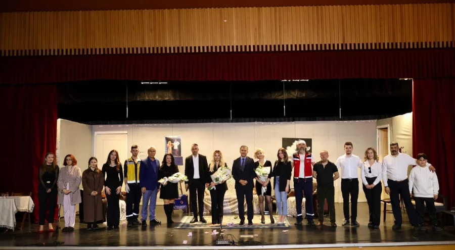 Gemlik Kent Konseyi Tiyatro Ekibi "9 Canlı" adlı polisiye komedi oyununu tiyatroseverlerle buluşturdu