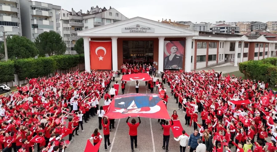 Bursa'da yer gök kırmızı beyaz