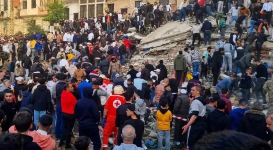 Eski bir bina çöktü; 14 kişi hayatını kaybetti