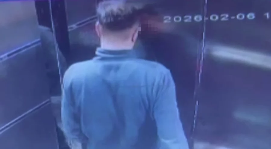 Asansöre idrarını yapmayı alışkanlık haline getiren kargocu kamerayla yakalandı