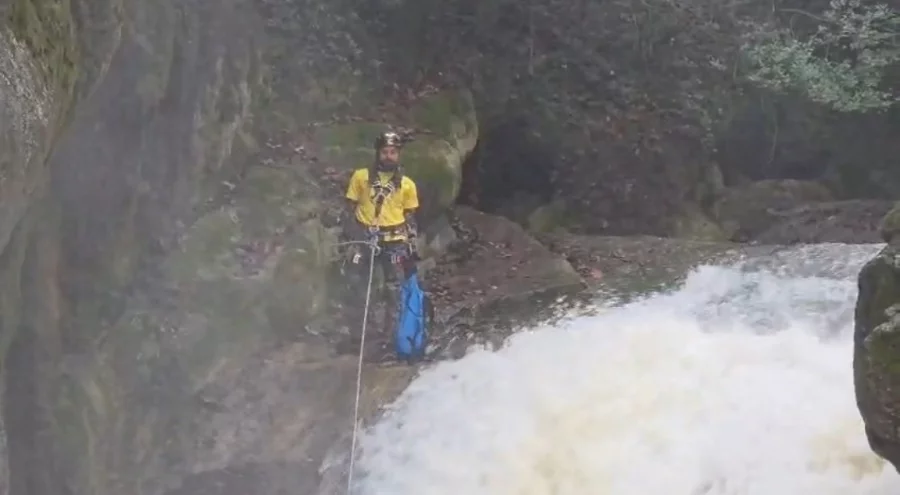 Bursa'da yağmur ve kar sularıyla coşan kanyonu geçen sporcu konuştu
