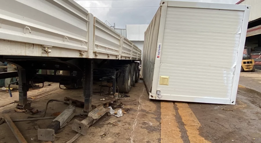 Kocaeli'de iş kazası: Konteyner ile tır dorsesi arasında kalan işçi yaralı