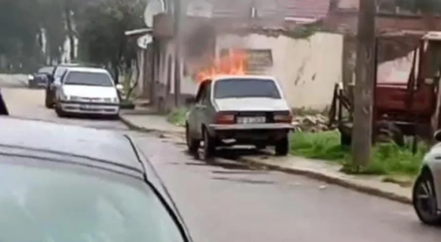 Bursa'da park halindeki otomobil yandı