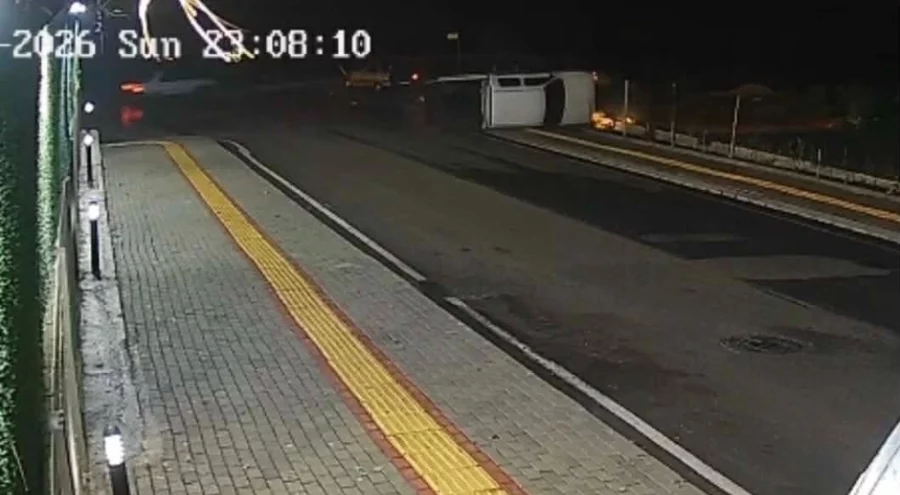 Otomobille çarpışan kamyonet yan yattı: 2 yaralı