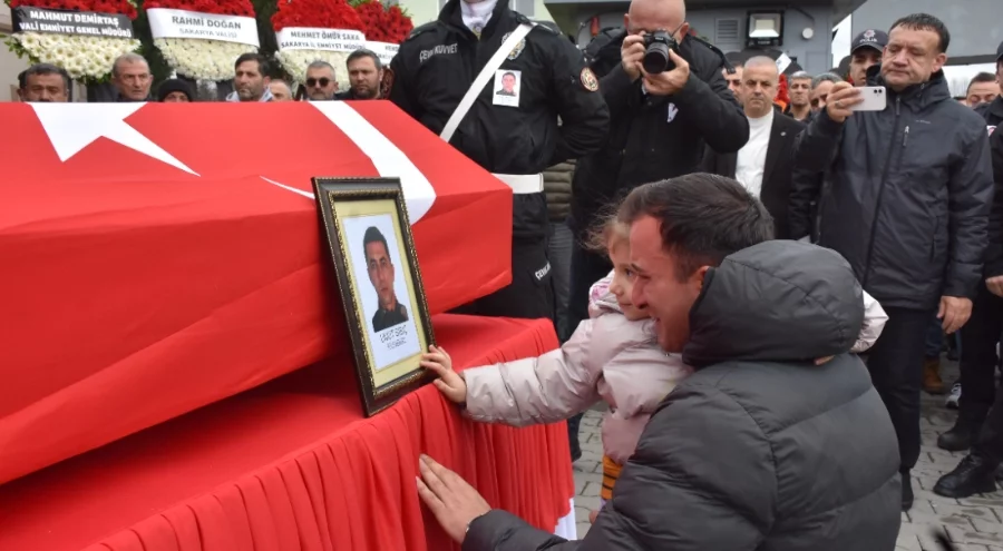 Polis memuruna gözyaşlarıyla veda: Tabuta sarılıp feryat ettile