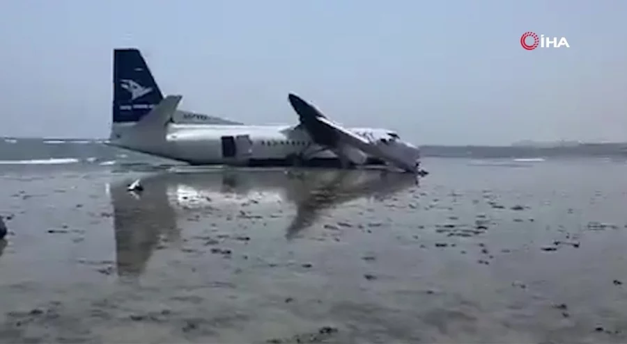 Somali'de yolcu uçağı pistten çıktı, kanadı koptu