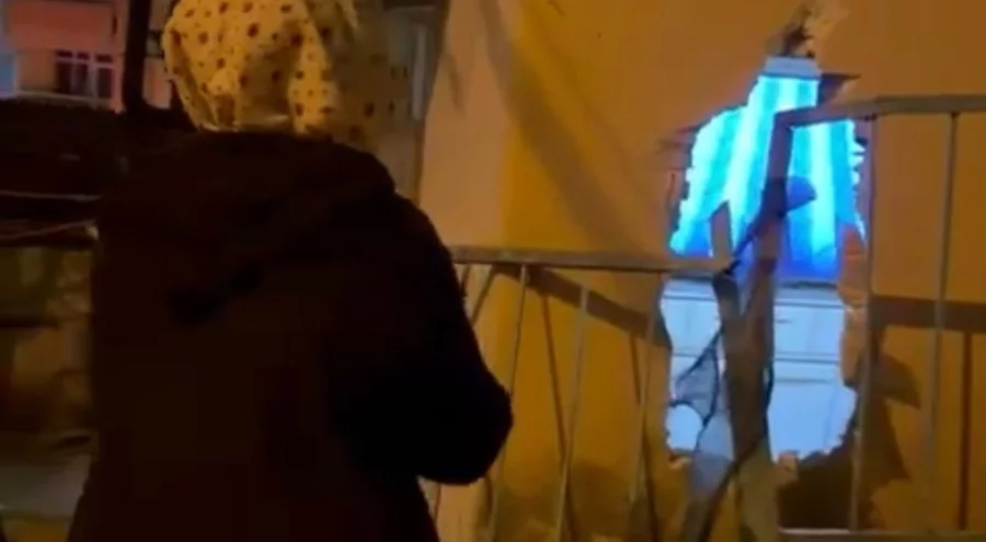 Kamyonetin çarptığı duvarın altında kalarak yaralandı