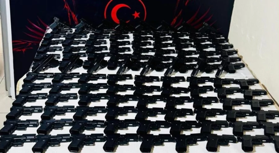 Kümes değil cephanelik! Çok sayıda silah parçası ele geçirildi