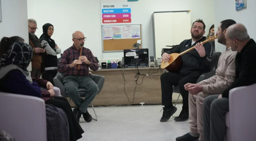 Yenişehir'de hastalara moral konseri