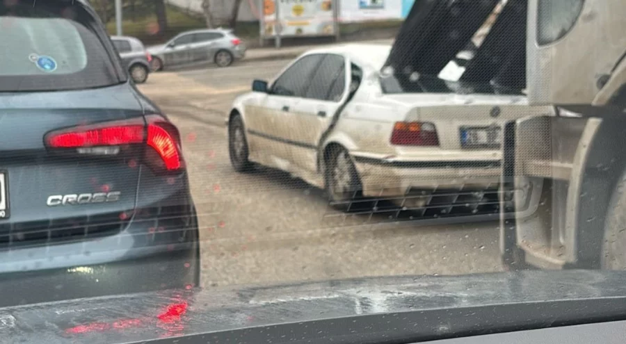 Facianın eşiğinden döndüler! Kamyondaki demirler önündeki araca saplandı