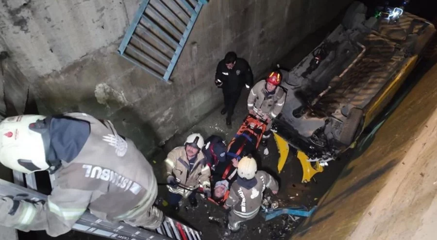 Alkollü taksi sürücüsü 5 metrelik dereye uçtu