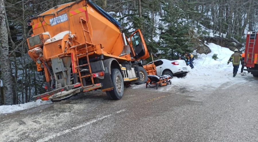 Bursa'da Uludağ yolunda kar küreme aracı otomobille çarpıştı!