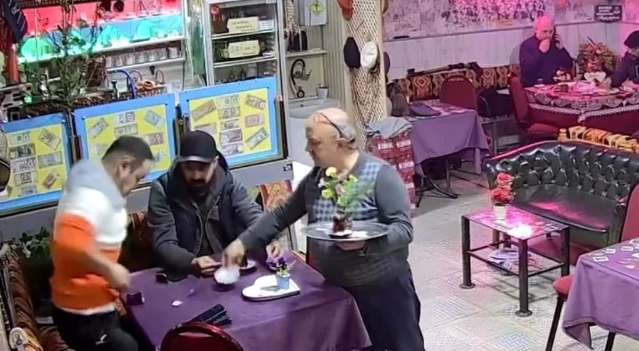 Bursa'daki şakacı kahveye gelen kısa süreli panik yaşıyor