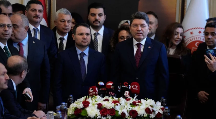 Adalet Bakanlığı'nda devir teslim: Yılmaz Tunç, görevi Akın Gürlek'e devretti