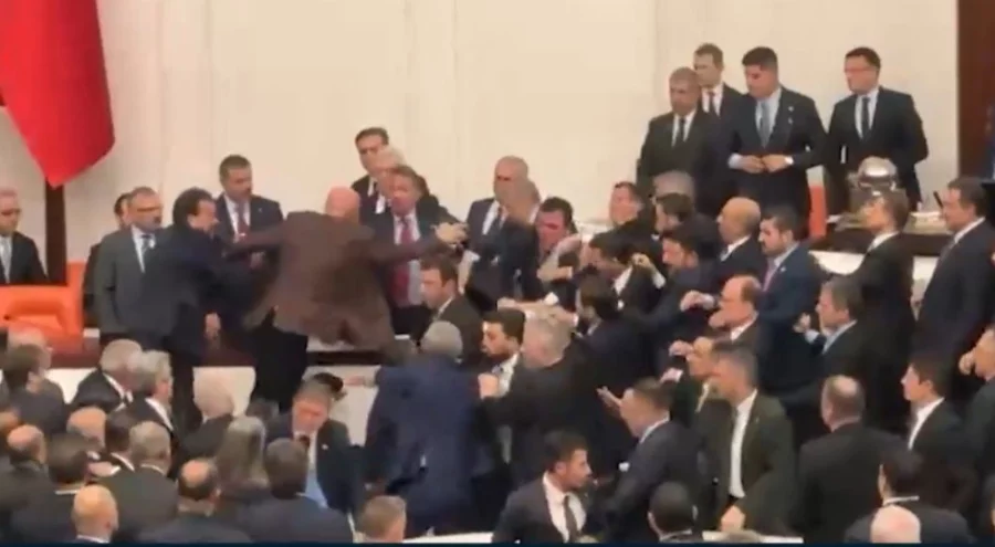 TBMM Genel Kurulu'nda yumruklu kavga: Adalet Bakanı Akın Gürlek'in yemin töreni Meclis'i karıştırdı!