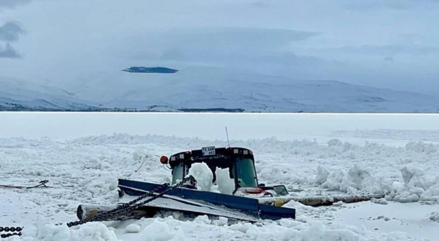 Çıldır Gölü'nde çalışma yaparken batan traktör çıkarıldı