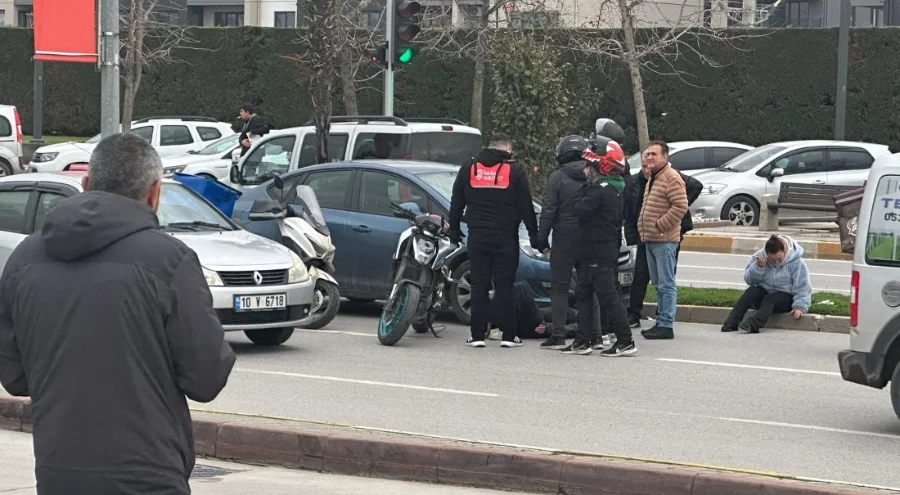 Balıkesir'de otomobil, motosiklete çarptı: 1 kişi yaralandı