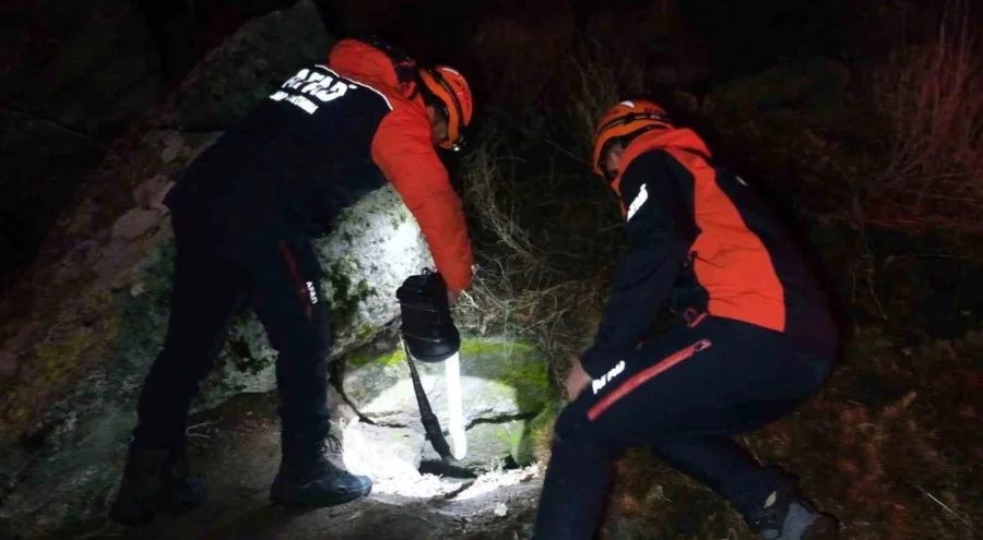 Define ararken sarnıçta mahsur kalan 3 kişi 4 saatte kurtarıldı