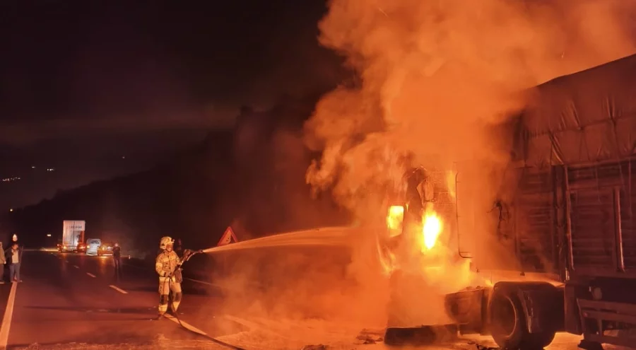 Bursa'da mısır yüklü tır yandı!