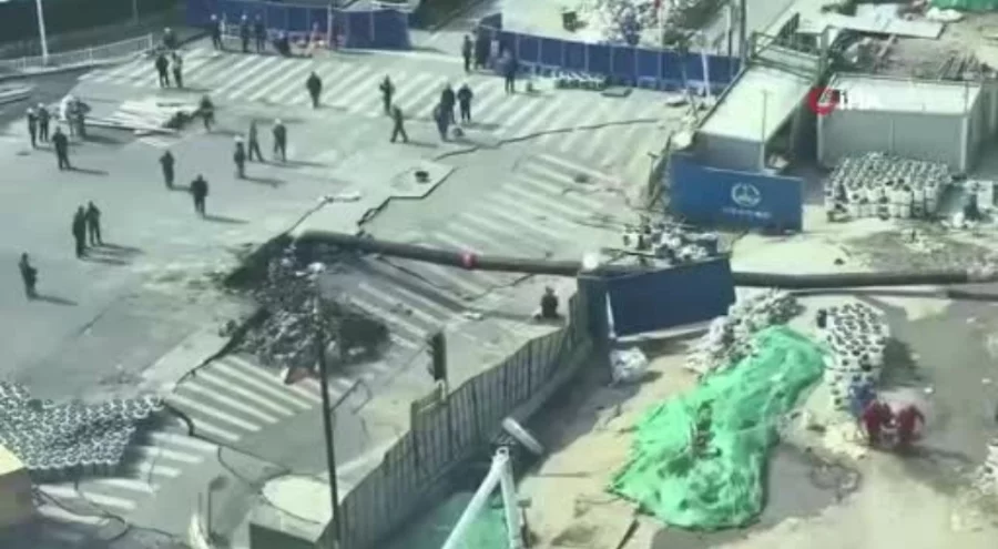 Çin'de metro inşaatı sırasında yol çöktü, dev çukur oluştu