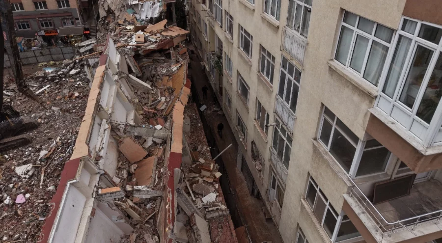 Yıkımı yapılan binadan kopan beton parçaları yan binanın üzerine düştü