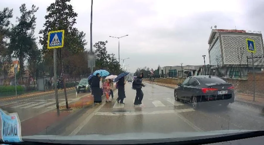 Bursa'da yol vermeyen otomobilin öğrencileri tehlikeye attığı anlar kamerada