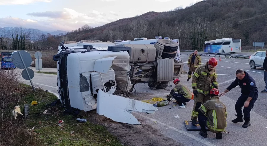 Bursa'da devrilen beton tankerinin sürücüsü kurtarılamadı