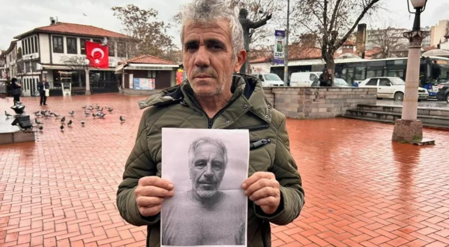Epstein'e benzetilmesi nedeniyle yaşadığı şehri terk ederek Ankara'ya taşındı
