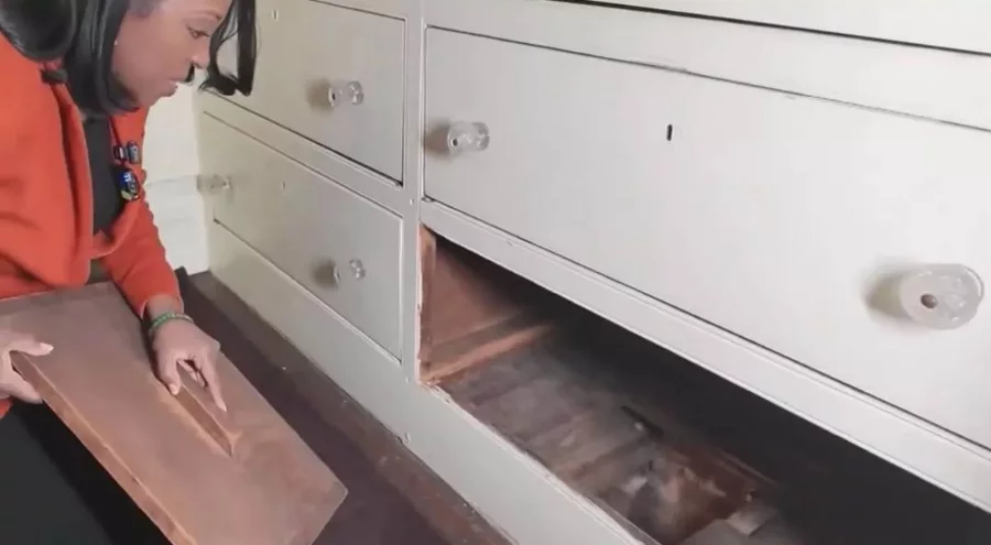 Şifonyerin içinden 180 yıllık gizli geçit çıktı