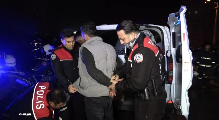 Kız arkadaşıyla tartışan adam iki aracı ateşe verdi