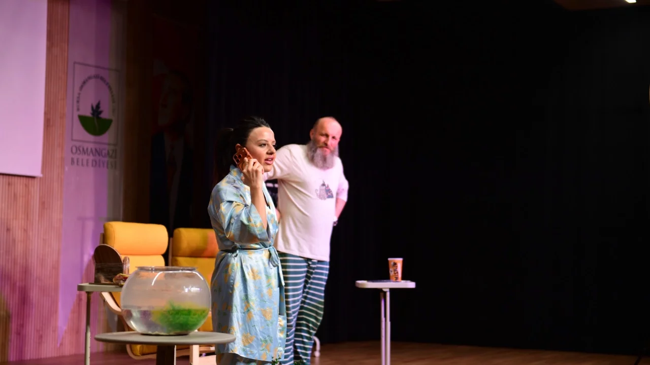 Osmangazi Belediyesi sanatseverleri  'Hangisi Gerçek'  oyunuyla buluşturdu