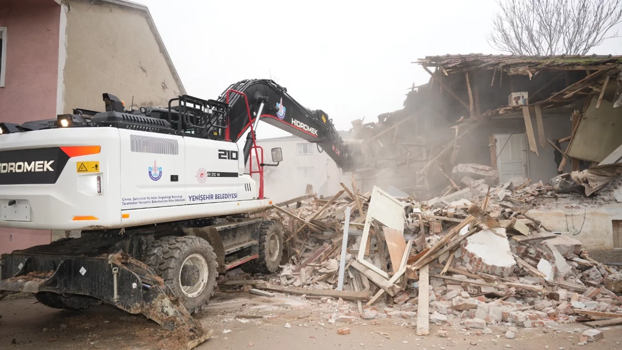 Yenişehir'de okul karşısındaki metruk bina yıkıldı